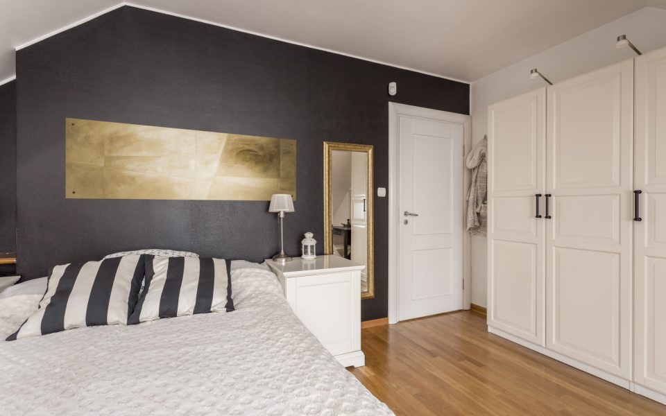 Black and white bedroom with gold accents Elegant bedroom designed in black and white with gold accents and wooden floors