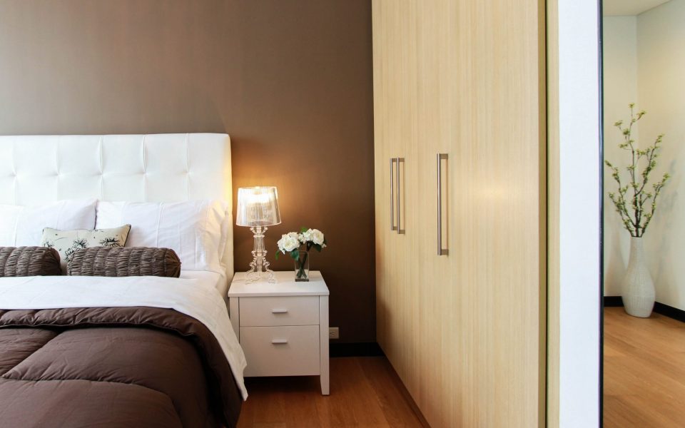 bed-bedroom-closet-90319